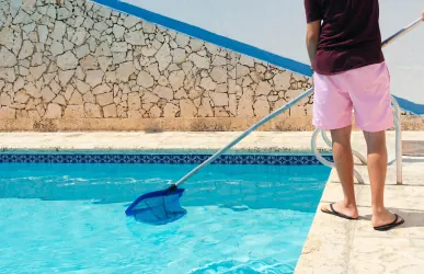 Limpieza de la superficie de una piscina con recogehojas