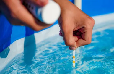 Medición del pH y el cloro del agua con tira reactiva