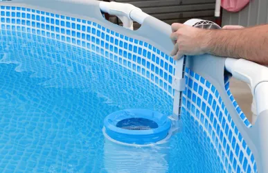 Limpieza del cestillo del skimmer de una piscina