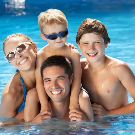Familia disfrutando de su piscina